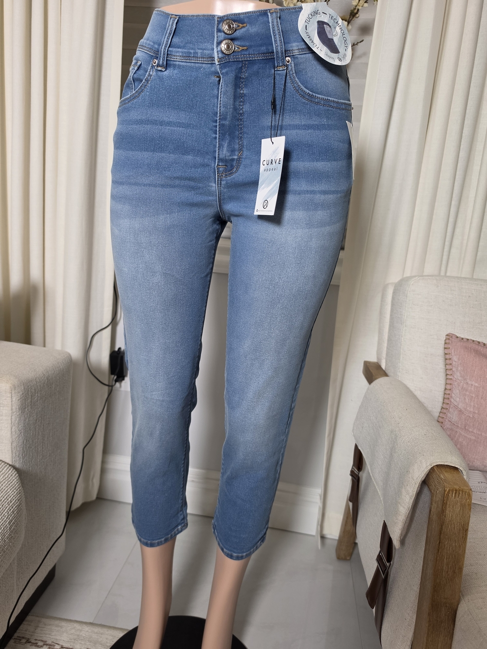 Brand new with tags Kensie Jeans “The Ella” High Rise Straight in size 8/29.